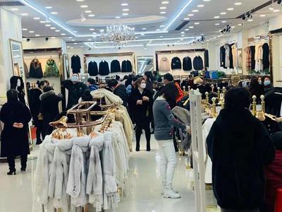 大雪降温催热潮，皮革城内貂皮大衣销售火爆