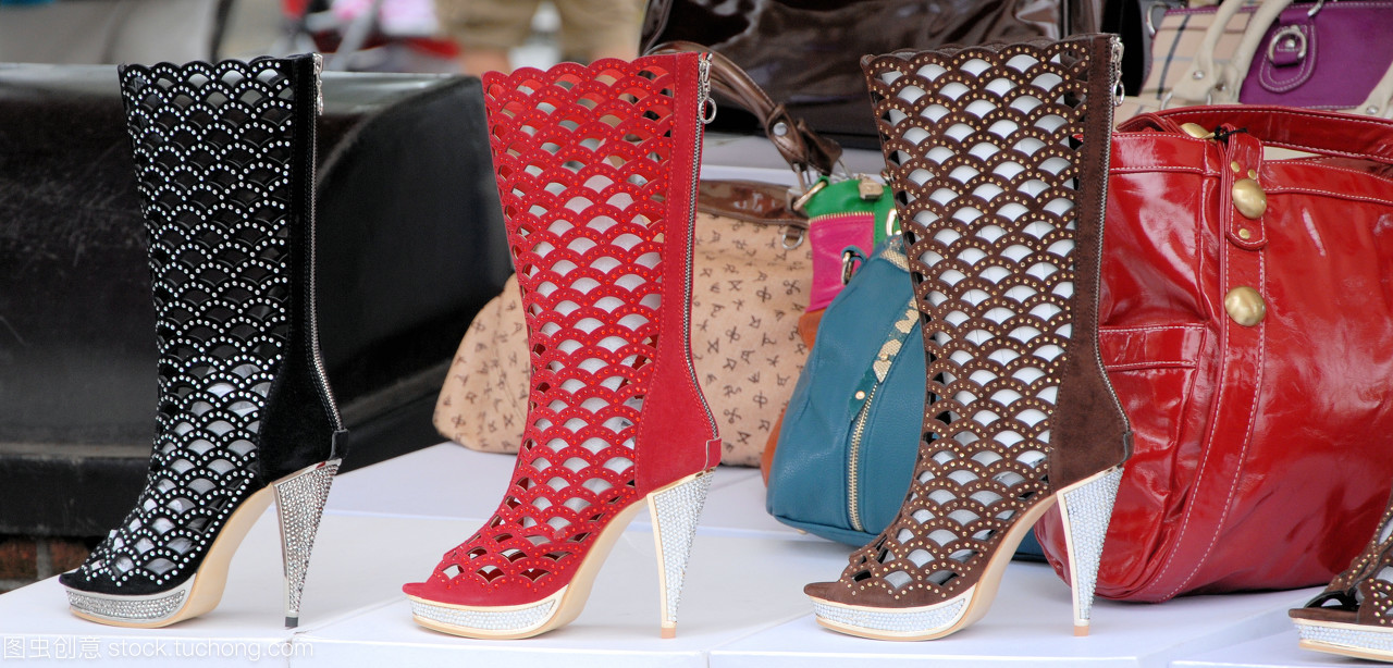 零售时尚 从便利店到百货店，黑红皮革鞋履的多元销售版图